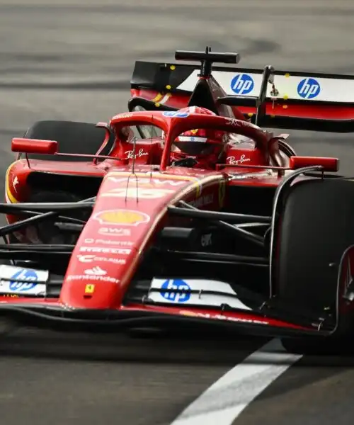 La Ferrari di Charles Leclerc subito davanti nelle prime libere di Singapore