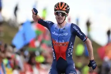 Eddie Dunbar vince la penultima tappa della Vuelta, Primoz Roglic a un passo dal poker