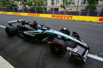 George Russell beffa Charles Leclerc nelle FP3 a Baku