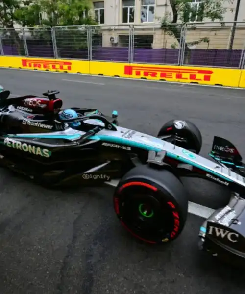 George Russell beffa Charles Leclerc nelle FP3 a Baku