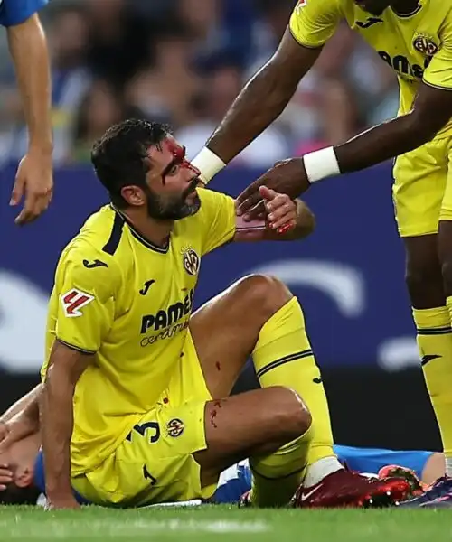 Grande paura in campo: brutta collisione, fuori in barella. Foto