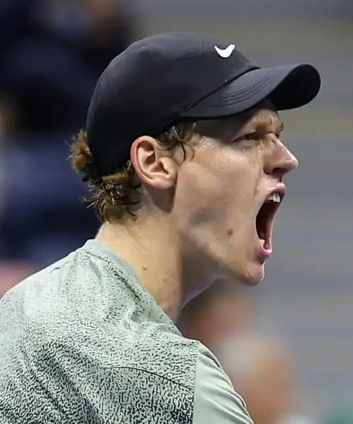 Us Open, splendido Jannik Sinner: batte Daniil Medvedev e vola in semifinale