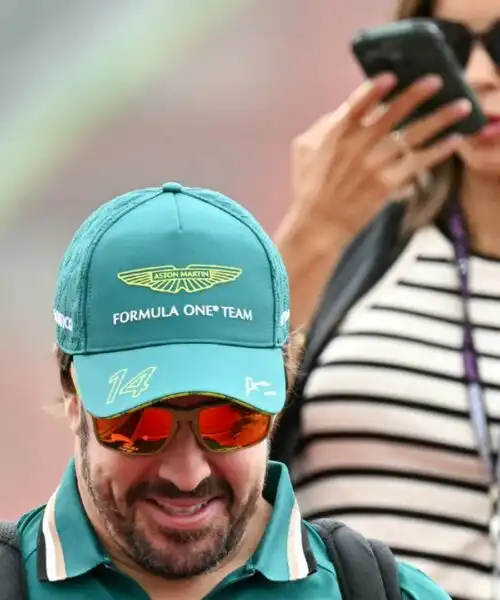 Fernando Alonso arriva a Baku in ottima compagnia: le foto