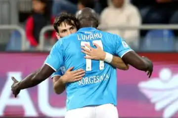 Lukaku e Kvaratskhelia si scatenano, il Napoli decolla: vittoria in Sardegna