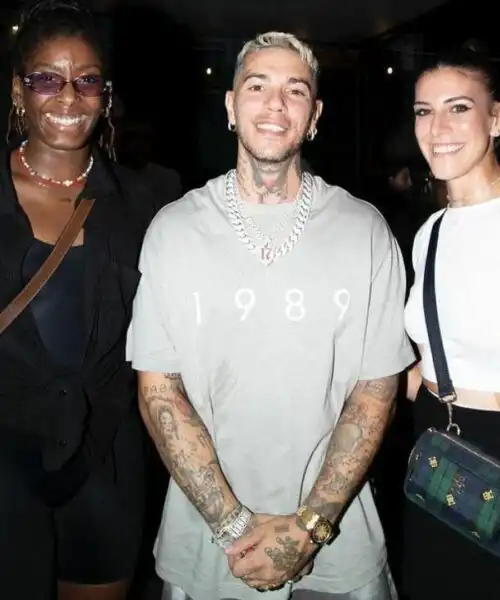 Emis Killa, serata con Alessia Orro e Myriam Sylla da medaglia d’oro: le foto