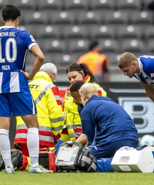 Paura in Germania, calciatore via in barella: le foto del tremendo infortunio