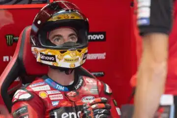 Pecco Bagnaia cade, festa grande per gli anti Valentino Rossi