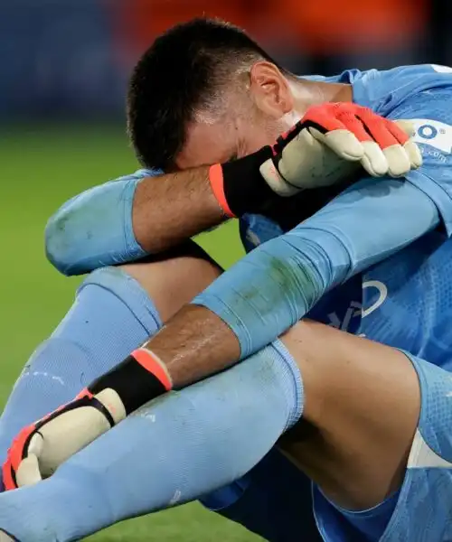 Il portiere para tutto, poi sbaglia e piange: le foto dell’errore imbarazzante