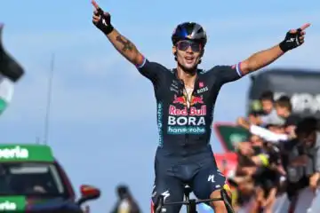 Vuelta, Primoz Roglic trionfa sull’Alto de Moncalvillo e si prende la maglia rossa