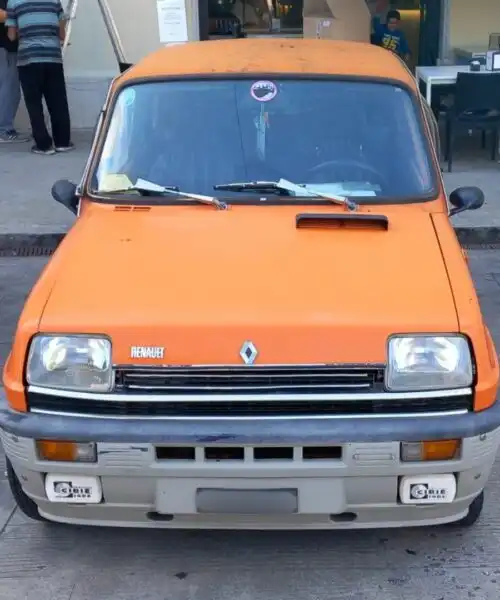 TL, la prima Renault 5 messa sul mercato: le foto di un’auto con molte risorse