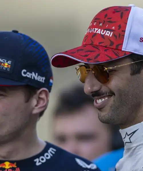 Max Verstappen: bel messaggio per l’affranto Daniel Ricciardo. Le foto