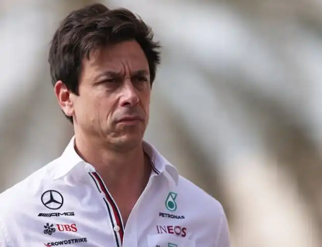 George Russell: Toto Wolff risponde a tono a Christian Horner