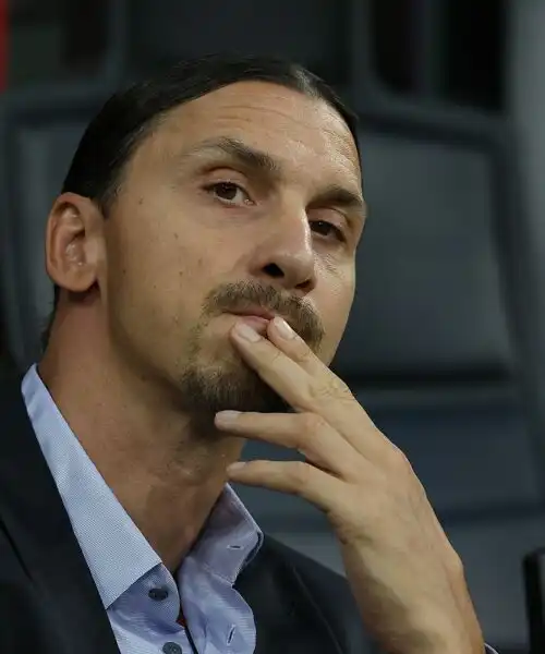 Zlatan Ibrahimovic sotto attacco: milanisti spietati. Le foto