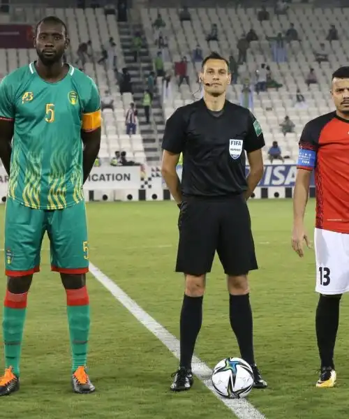 Tra i più grossi della storia: le foto del calciatore gigante che fa paura