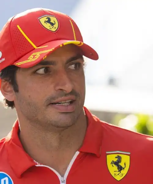 Lewis Hamiton in Ferrari, Carlos Sainz si tappa la bocca