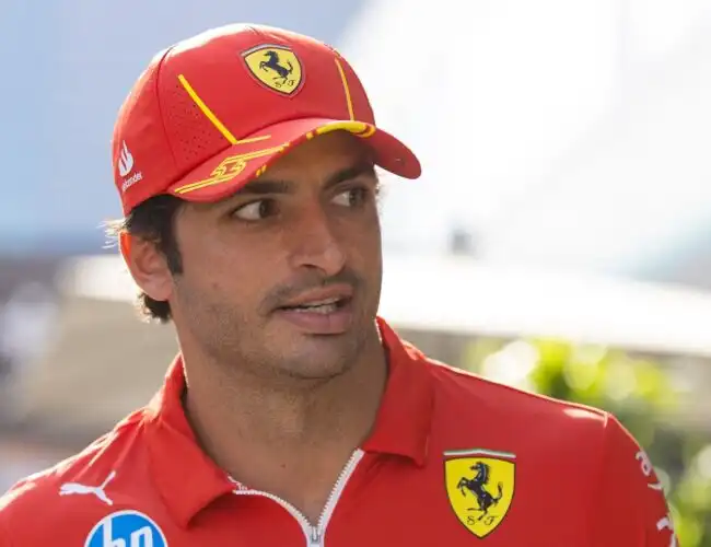 Lewis Hamiton in Ferrari, Carlos Sainz si tappa la bocca