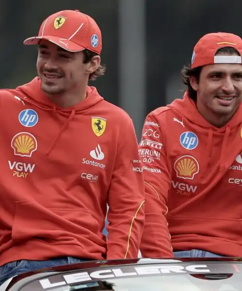 Ferrari, Carlos Sainz raggiante, Charles Leclerc si accontenta