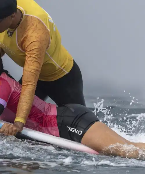 Che paura per la surfista! Le foto della brutta caduta