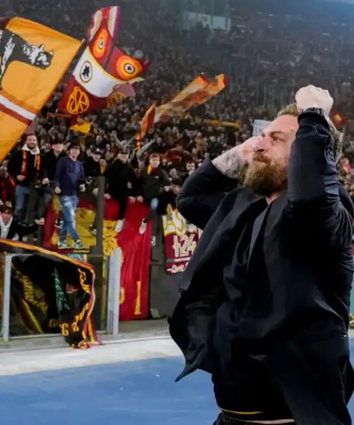 La Roma fa marcia indietro: ecco De Rossi. Le foto