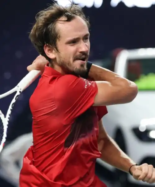 Shanghai, Daniil Medvedev supera Stefanos Tsitsipas e ritrova Jannik Sinner