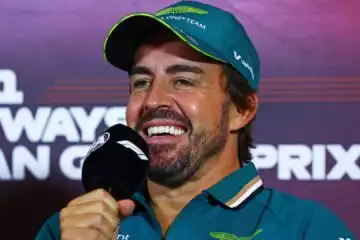 F1, Fernando Alonso: casco celebrativo per un grande traguardo