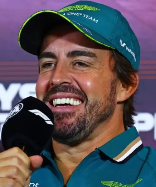 F1, Fernando Alonso: casco celebrativo per un grande traguardo