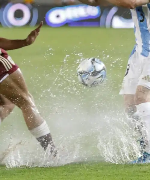 Il campo è un lago: Messi e l’Argentina sono furiosi. Le foto