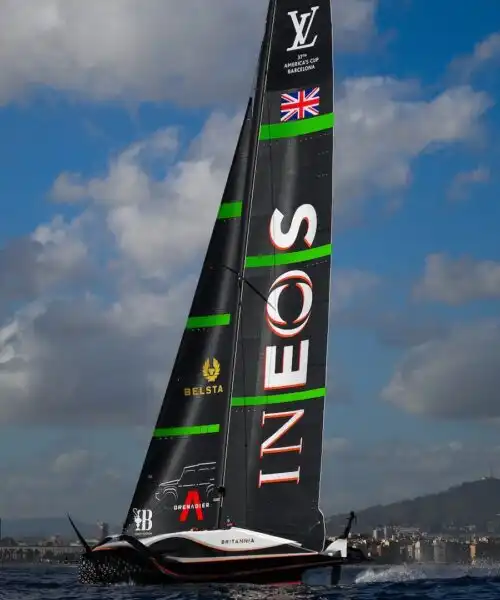 America’s Cup, Ineos Britannia dimezza il distacco da New Zealand