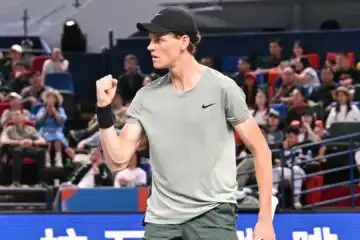 Jannik Sinner si aggiudica il primo set della finale di Shanghai contro Novak Djokovic