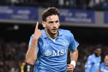 Il Napoli vuole blindare Kvaratskhelia ma c’è una grana