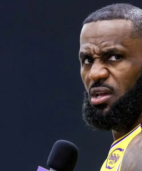 NBA, ira LeBron James: “Perchè dobbiamo andare fino a Milwaukee?”