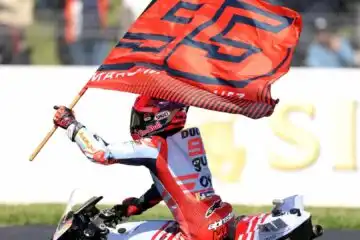 MotoGP, Phillip Island: Marc Marquez batte tutti, pure l’insetto