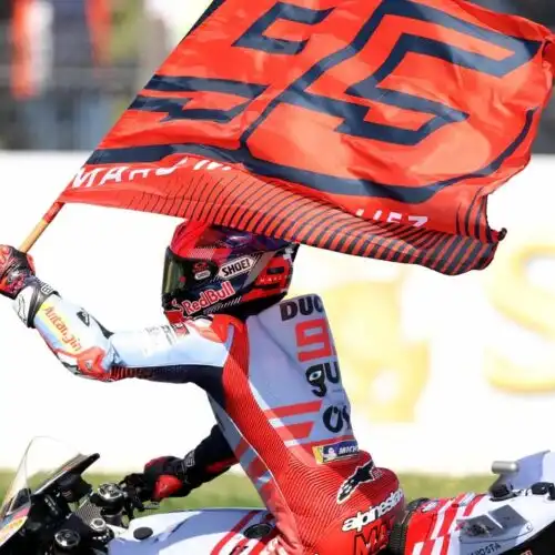 MotoGP, Phillip Island: Marc Marquez batte tutti, pure l’insetto