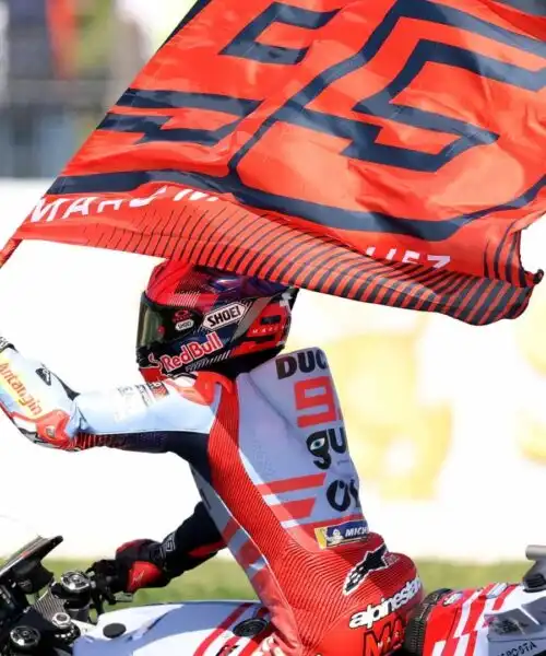 MotoGP, Phillip Island: Marc Marquez batte tutti, pure l’insetto