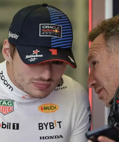 Max Verstappen non si pente e tutta la Red Bull è con lui: le foto