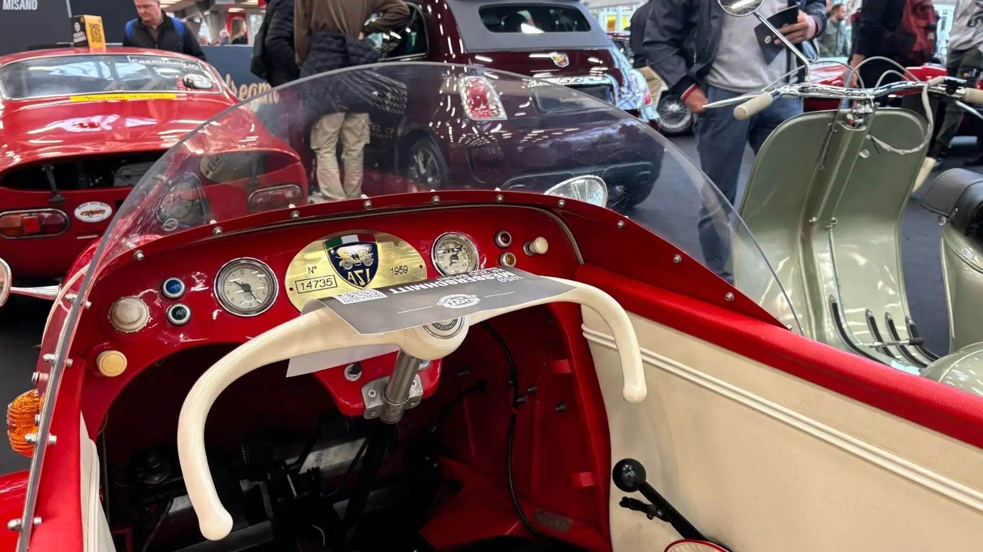 Tra le particolarità dell'auto il volante, che sembra più un manubrio o una cloche di un aereo