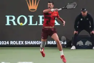 Shanghai: Novak Djokovic cede un set poi piega Jakub Mensik