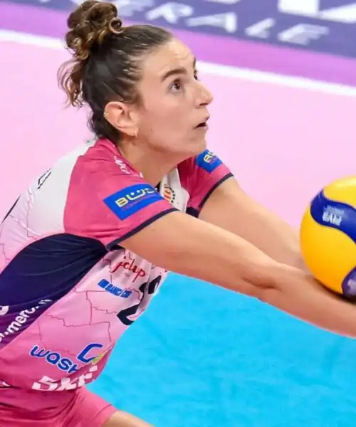 Lacrime e fischi dai suoi tifosi, scena mai vista nel volley: le foto