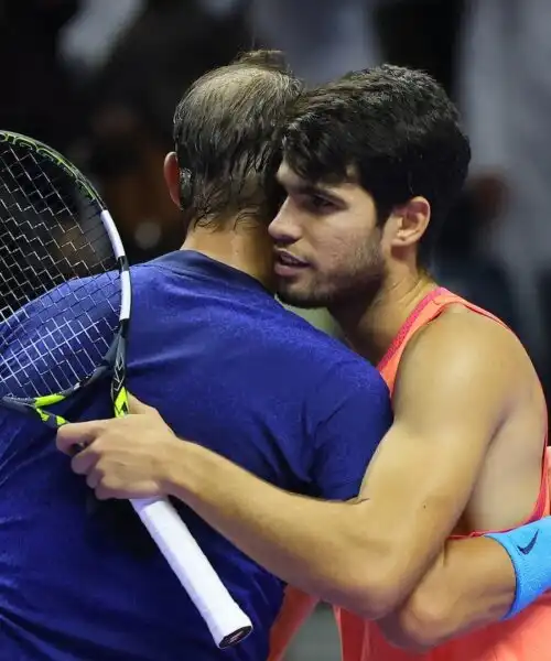 Six Kings Slam, Carlos Alcaraz batte Rafael Nadal e raggiunge Jannik Sinner in finale