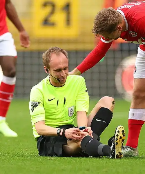 Il ginocchio dell’arbitro fa crack: partita interrotta. Le foto