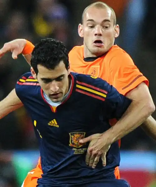 Wesley Sneijder durissimo contro Sergio Busquets: “Disgustoso!”. Foto