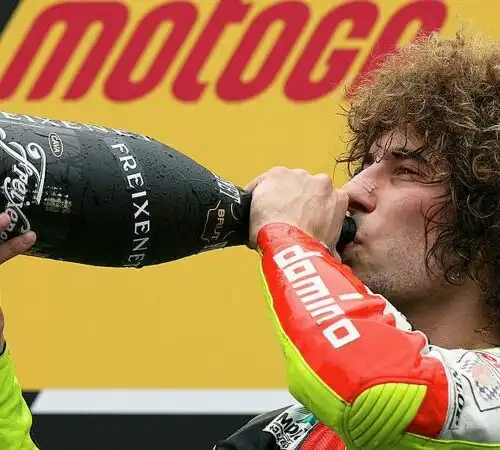 Sic, ci manchi! Tredici anni senza Marco Simoncelli, le foto più belle del campione