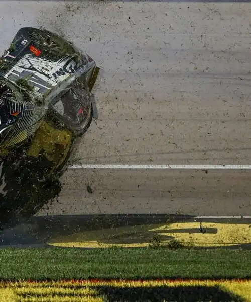 Tremendo incidente in pista, l’auto si capovolge! Le immagini