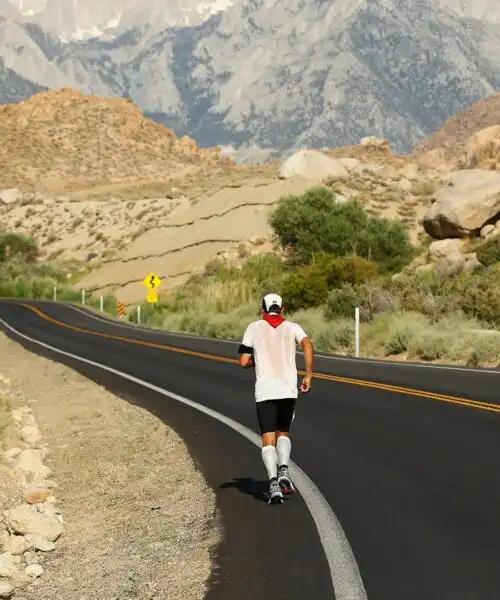 217 km nell’inferno della Death Valley: le foto della corsa più pericolosa al mondo