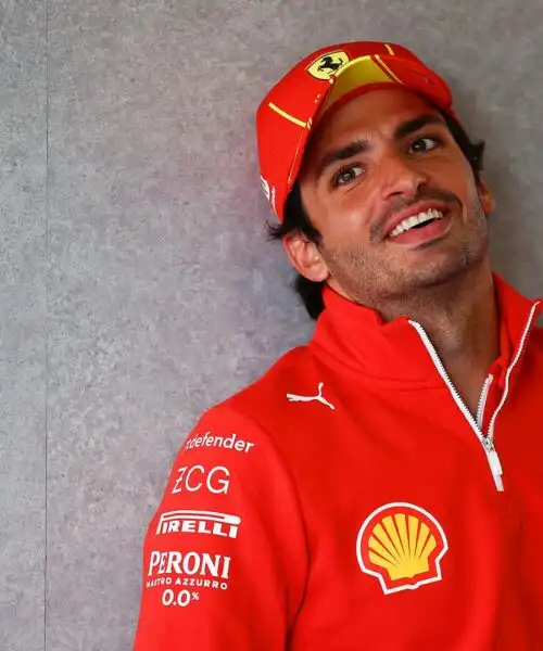 Carlos Sainz ha già voglia di tornare in Ferrari: il suo messaggio