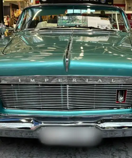 Che lusso la Imperial Crown Convertible del 1961: le foto