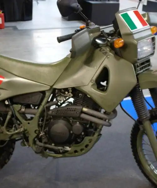 Cagiva T4: le foto di una moto scattante, utilizzata anche nella Guerra del Golfo