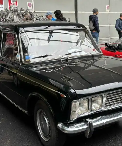 Quando la Fiat 125 fungeva anche da carro funebre: le foto