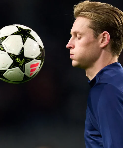 Barcellona diviso sul problema Frenkie de Jong: Hansi Flick scontento. Foto