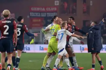 Sputi, laser e lancio di monetine: maxi multe per Genoa e Lecce